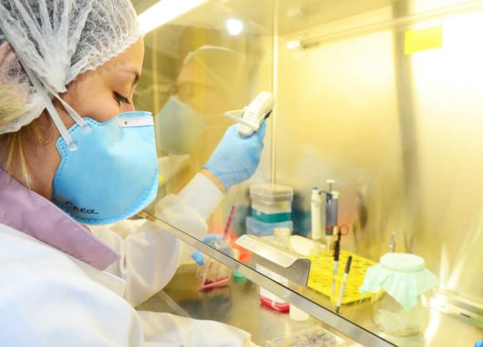 Mulher usando equipamentos em laboratório