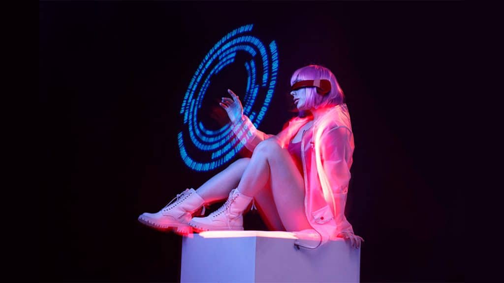 Mulher rosada vestindo roupa futurista interage com holograma