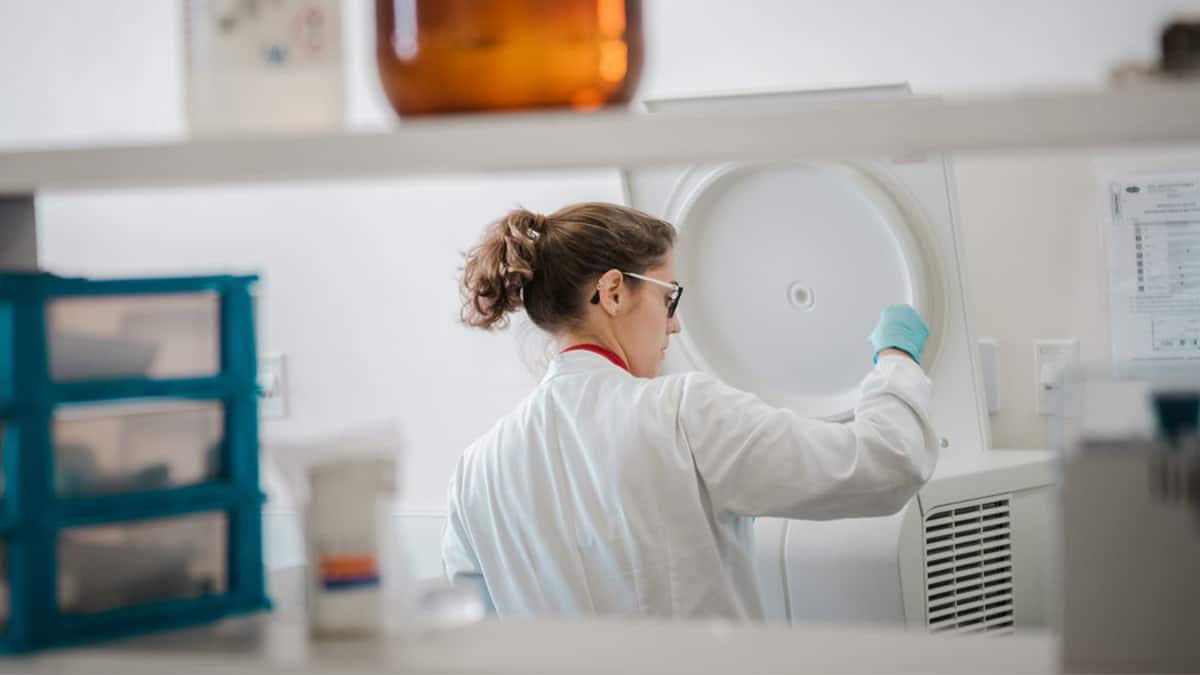 Pesquisadora em laboratório