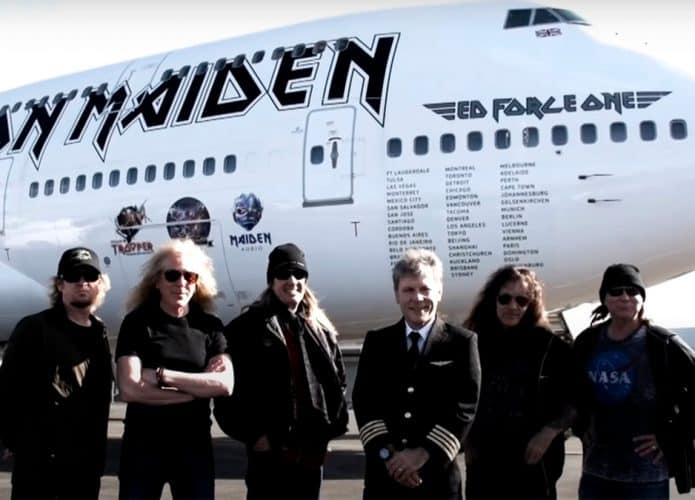 Integrantes do Iron Maiden na frente do avião Ed Force One
