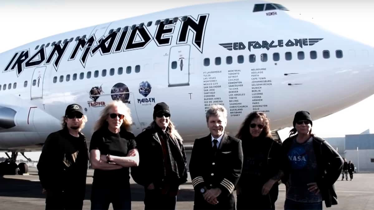 Integrantes do Iron Maiden na frente do avião Ed Force One