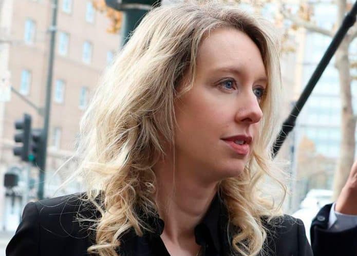 Elizabeth Holmes na rua