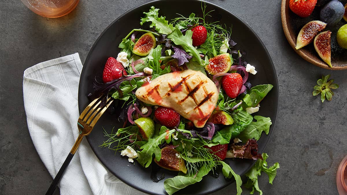 Prato de salada com filé de frango de laboratório em cima