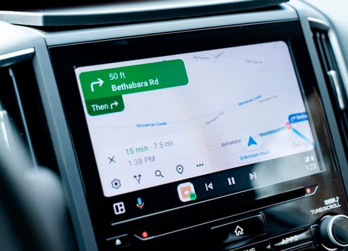 Google Maps em tela no painel de um carro