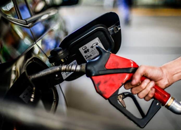 Frentista abastecendo carro com gasolina