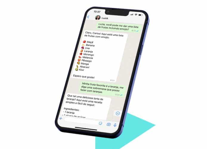 Montagem de iPhone com conversa no WhatsApp com LuzIA