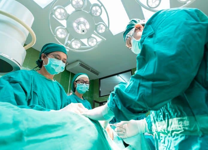 Médico e enfermeiras durante cirurgia