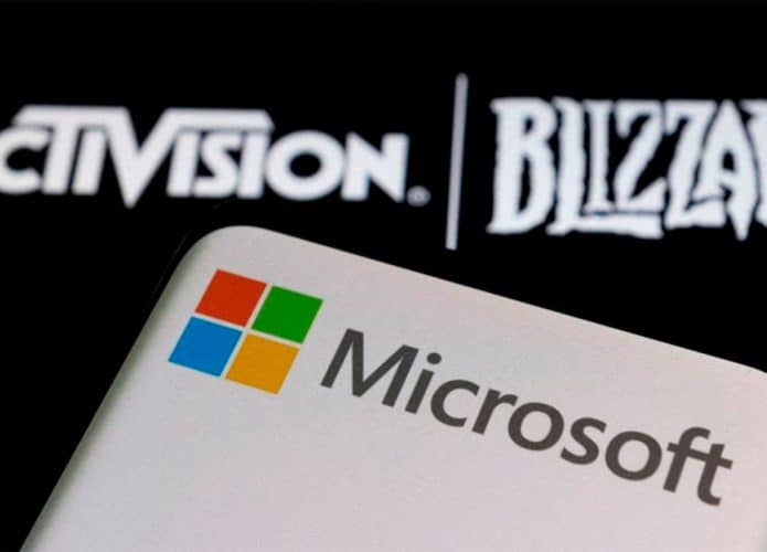 Celular com logomarca da Microsoft e, ao fundo, logomarca da Activision Blizzard
