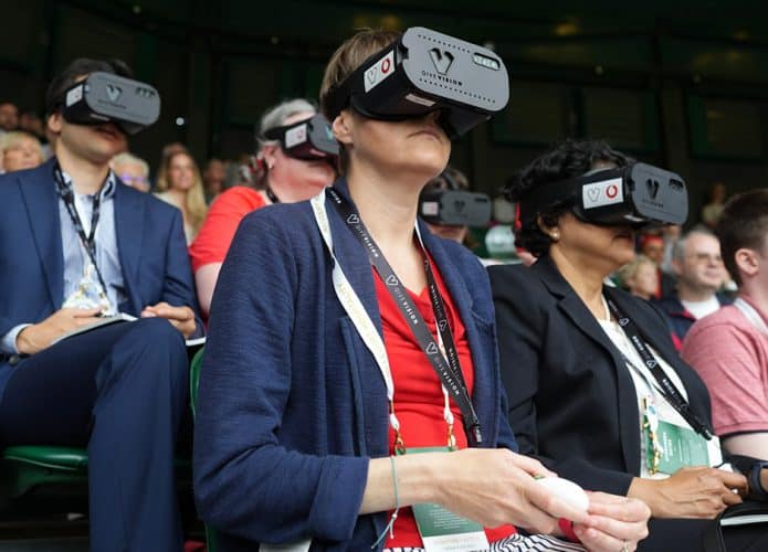 Pessoas com deficiência visual usando óculos 5G durante partida de tênis