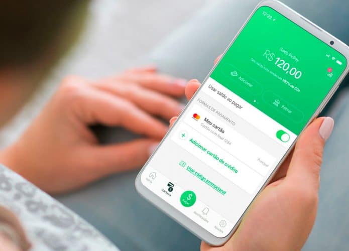 Pessoa com conta do PicPay aberta em celular