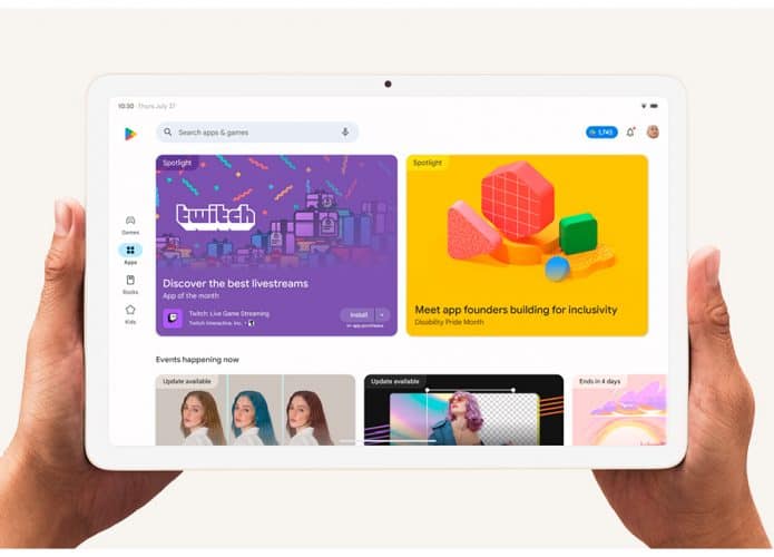 Pessoa segurando um tablet na horizontal com a nova Play Store aberta