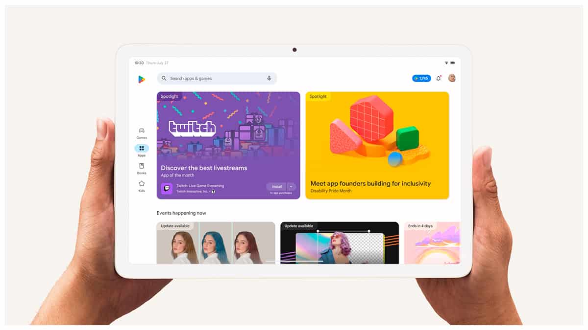Pessoa segurando um tablet na horizontal com a nova Play Store aberta