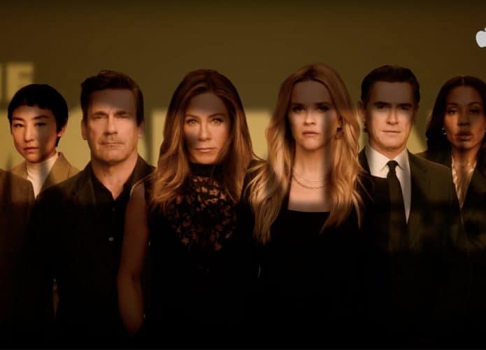 Personagens da série The Morning Show com letreiro da série sobrepondo eles