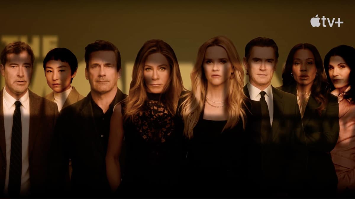 Personagens da série The Morning Show com letreiro da série sobrepondo eles