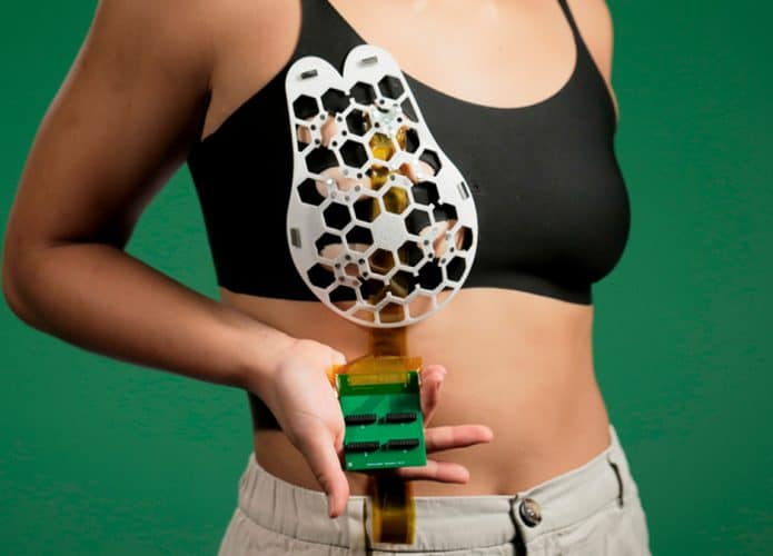 Mulher segurando ultrassom vestível