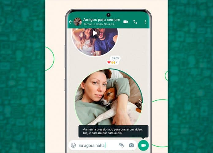 Montagem de celular com conversa no WhatsApp aberta em que mulher está prestes a enviar um vídeo curto dela com um cachorro