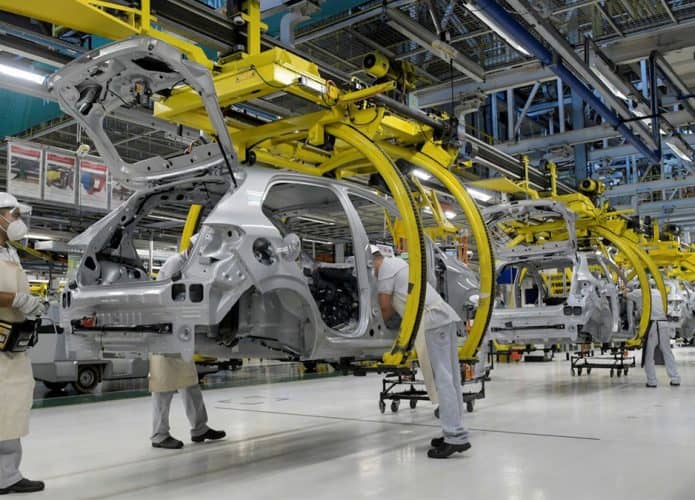 Linha de produção de uma das fábricas de carros no Brasil