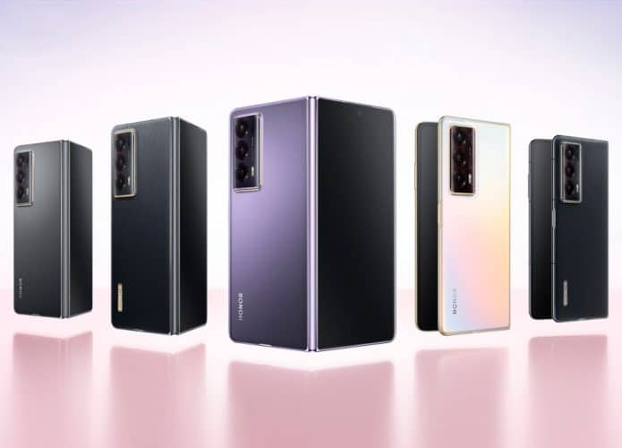 Montagem com modelos do celular Honor Magic V2