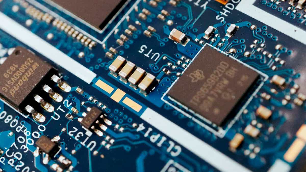 Chips semicondutores em uma placa de circuito