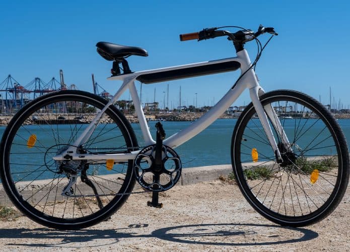 E-bike Chord, da Urtopia, com porto e oceano ao fundo