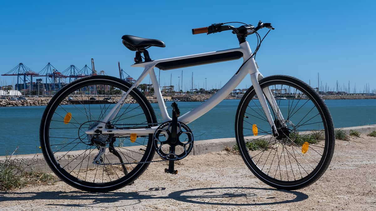 E-bike Chord, da Urtopia, com porto e oceano ao fundo