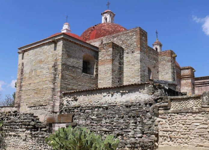 Igreja com labirinto embaixo, no México