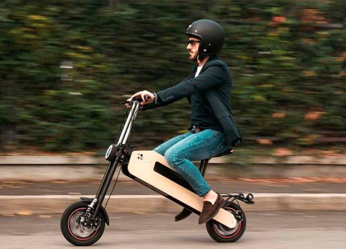 Homem andando num patinete elétrico TOM