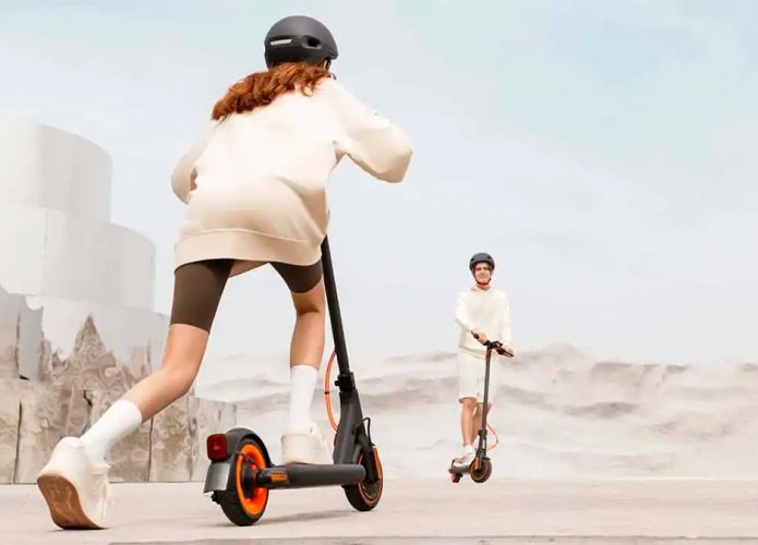 Duas pessoas andando em patinete elétrico da Xiaomi