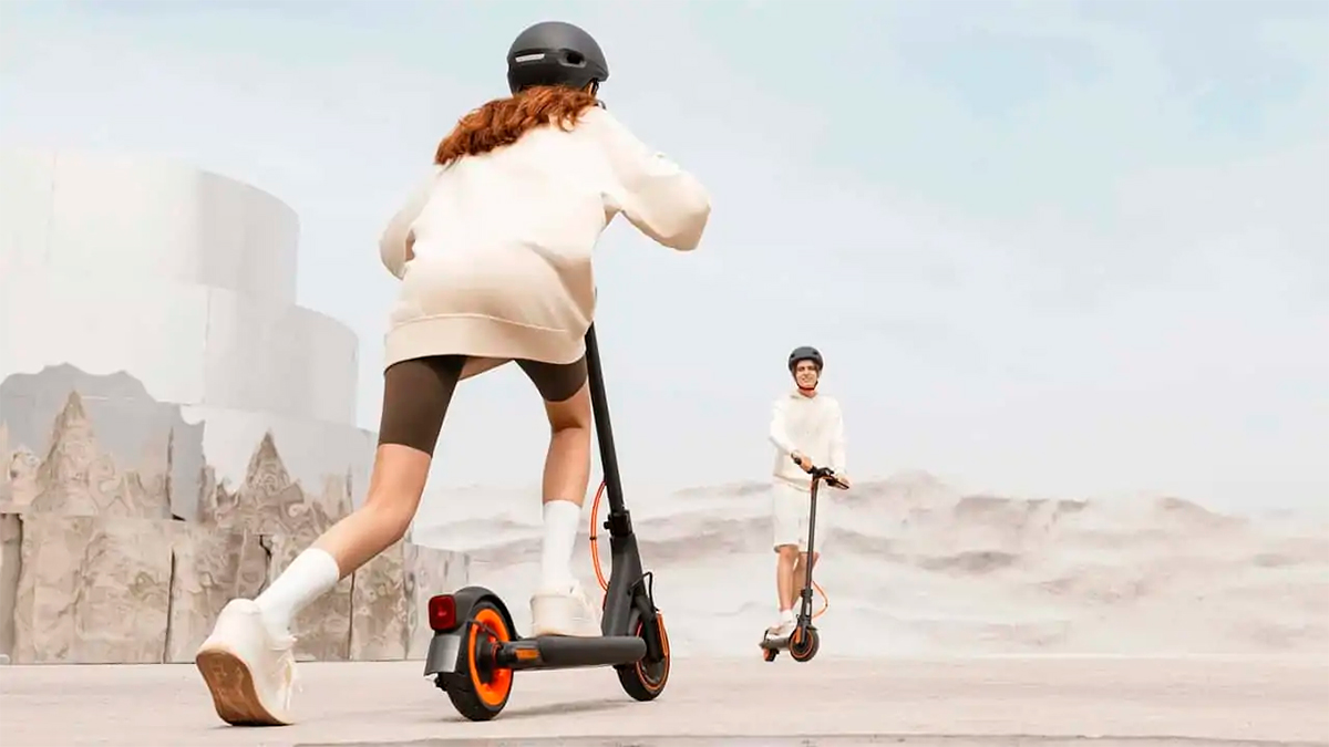 Duas pessoas andando em patinete elétrico da Xiaomi