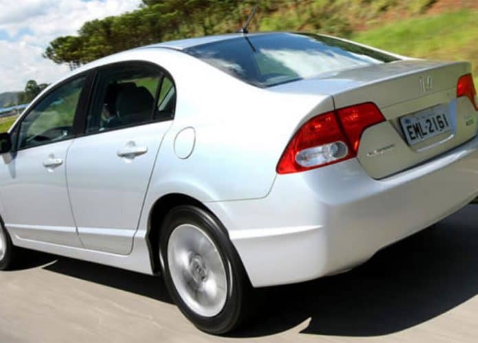 Visão da traseira do Honda Civic 1.8 LXL 2011, um dos carros usados bons por até R$ 50 mil, andando numa rodovia