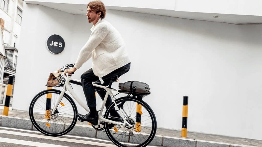 Homem andando na e-bike Chord da Utopia num estacionamento