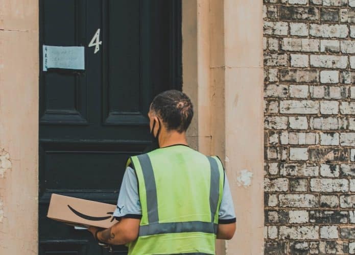 Entregador Amazon via Super Straho/Unsplash