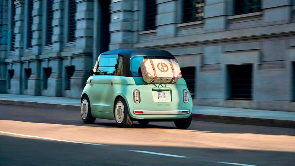 Visão de trás de pessoa dirigindo Fiat Topolino na rua