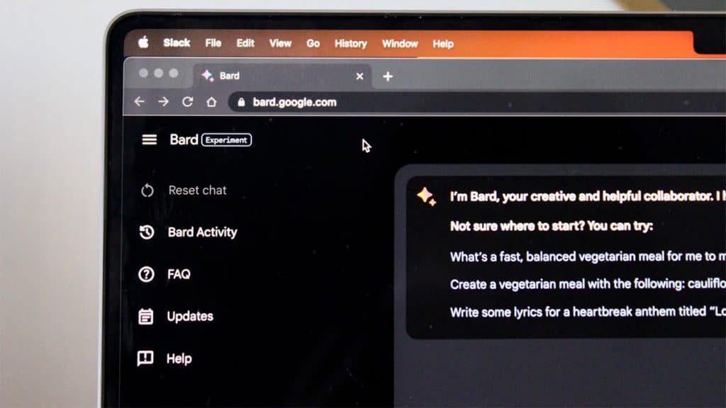 Google Bard aberto num Macbook
