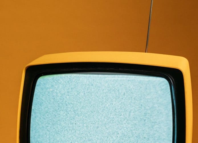 Imagem mostrando uma tv antiga