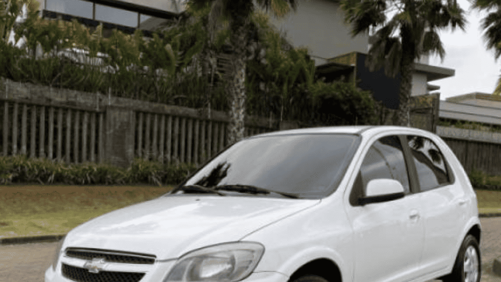 Imagem mostrando o Chevrolet Celt branco