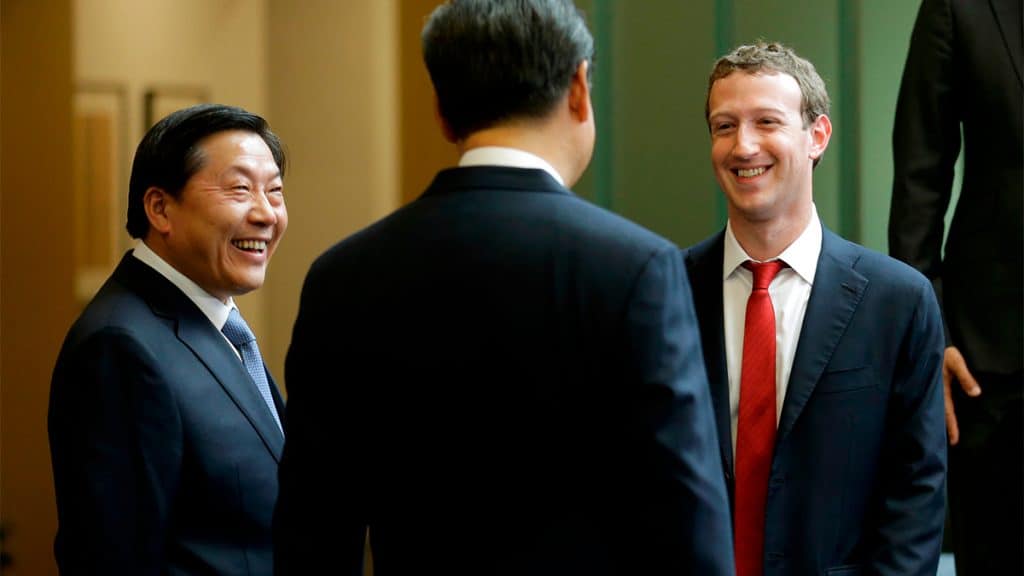 Mark Zuckerberg conversando com autoridades chinesas