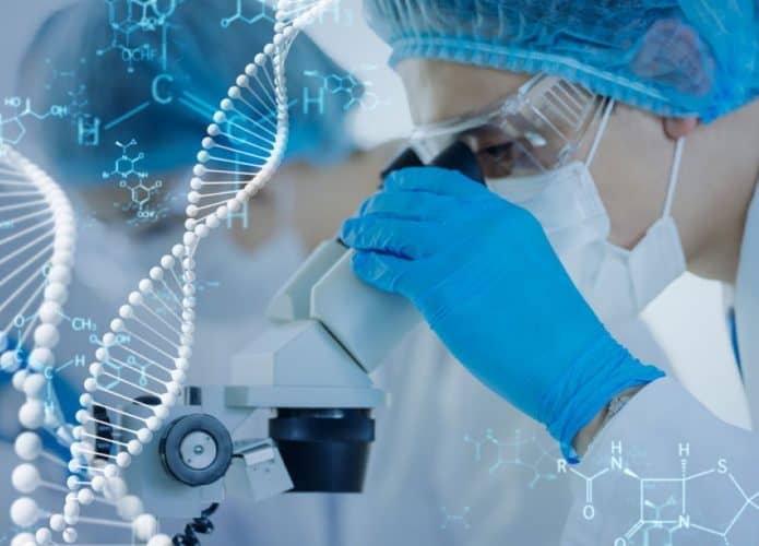 Médico pesquisando terapias em laboratório