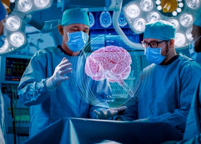 Médico e enfermeiros durante cirurgia com holograma de cérebro logo acima paciente sendo operado