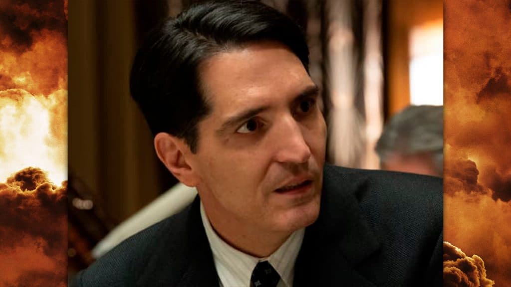 Cena de Oppenheimer com William Borden, interpretado por David Dastmalchian