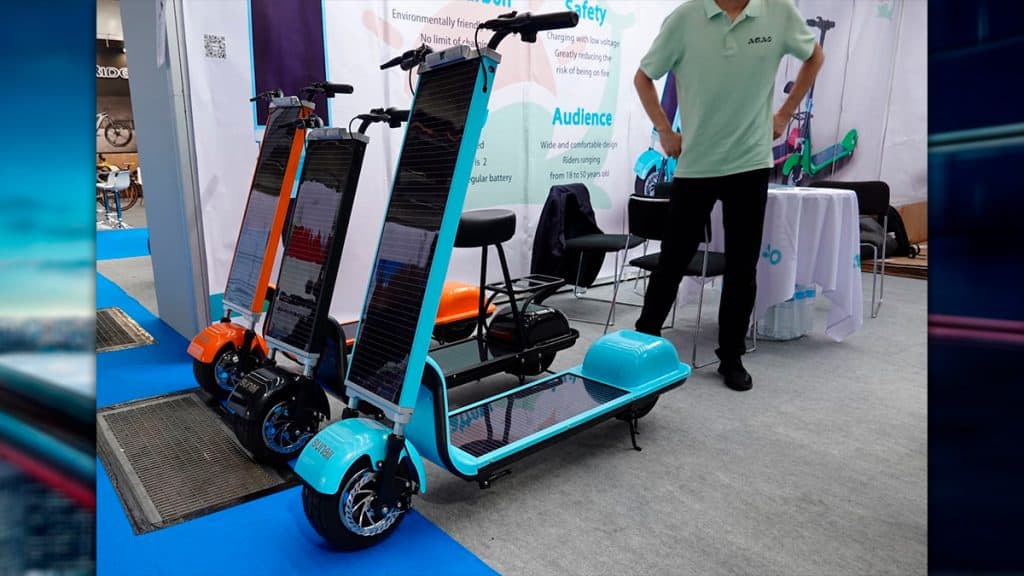 Dois modelos do patinete elétrico S80 Solar Scooter no evento Eurobike 2023