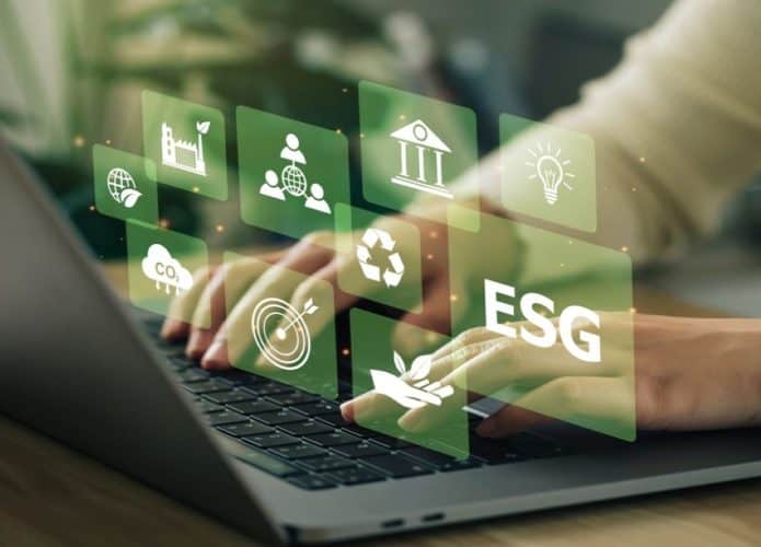 Pessoa digitando e símbolos de sustentabilidade em arte com transparência verde