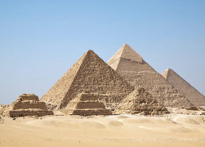 Pirâmides do Egito em dia ensolarado