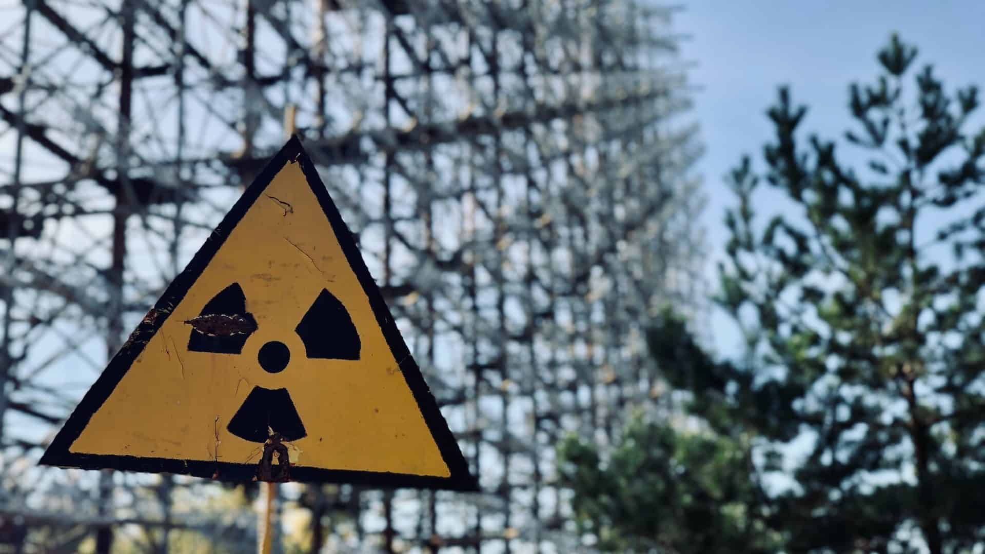 Placa de radiação em Pripyat (Chernobil). Foto: Vladyslav Cherkasenko/Unsplash