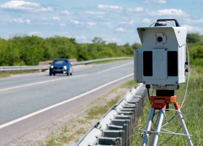 Carro em estrada e radar de velocidade