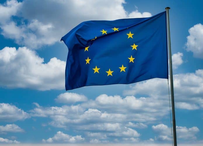 Bandeira da União Europeia em dia ensolarado