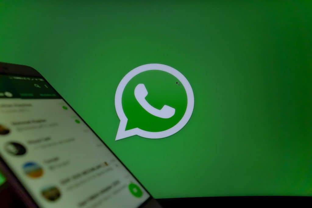 Representação do WhatsApp e um smartphone