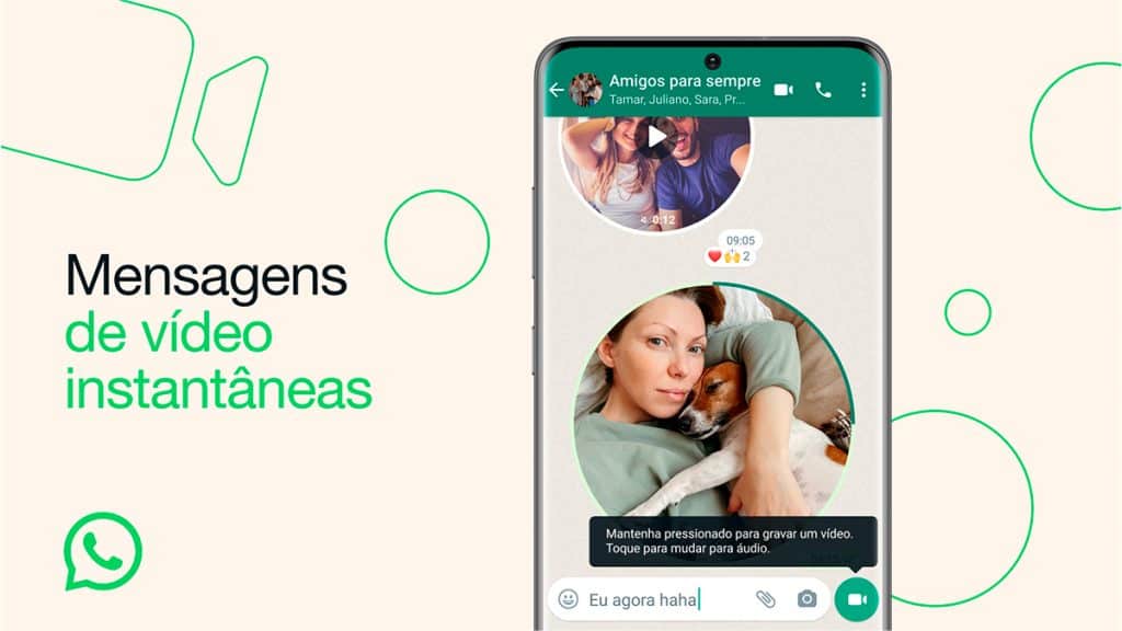 Montagem de celular com conversa no WhatsApp aberta em que mulher está prestes a enviar um vídeo curto dela com um cachorro