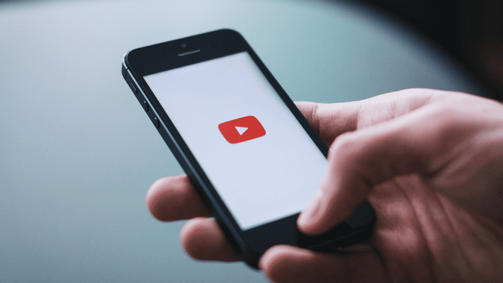 Imagem mostrando usuário abrindo o aplicativo do Youtube