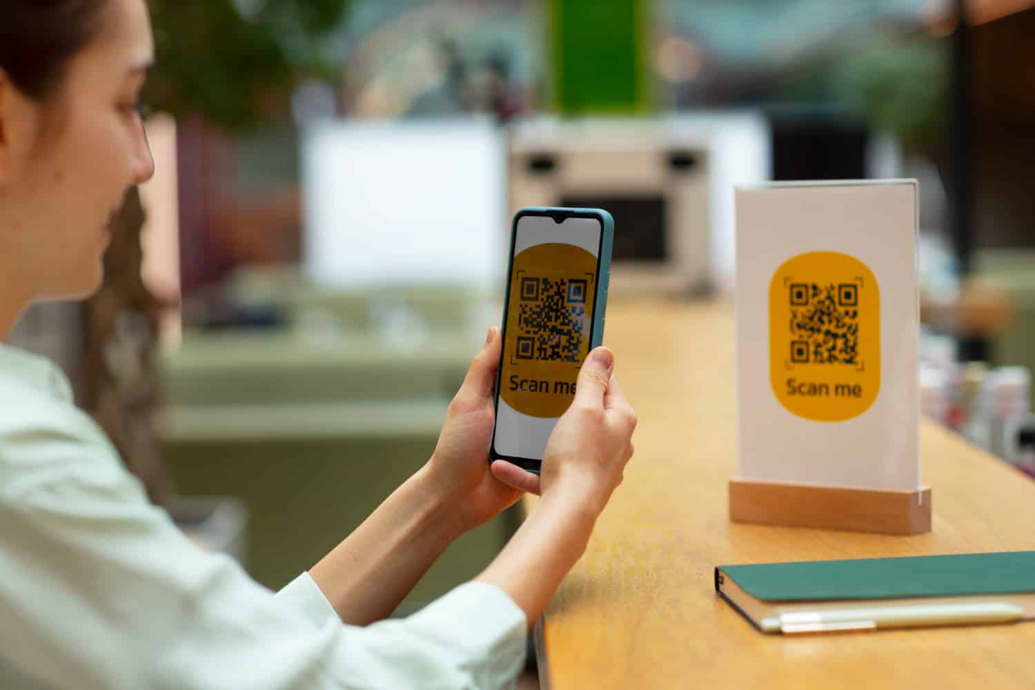 adulto-de-vista-lateral-segurando-smartphone